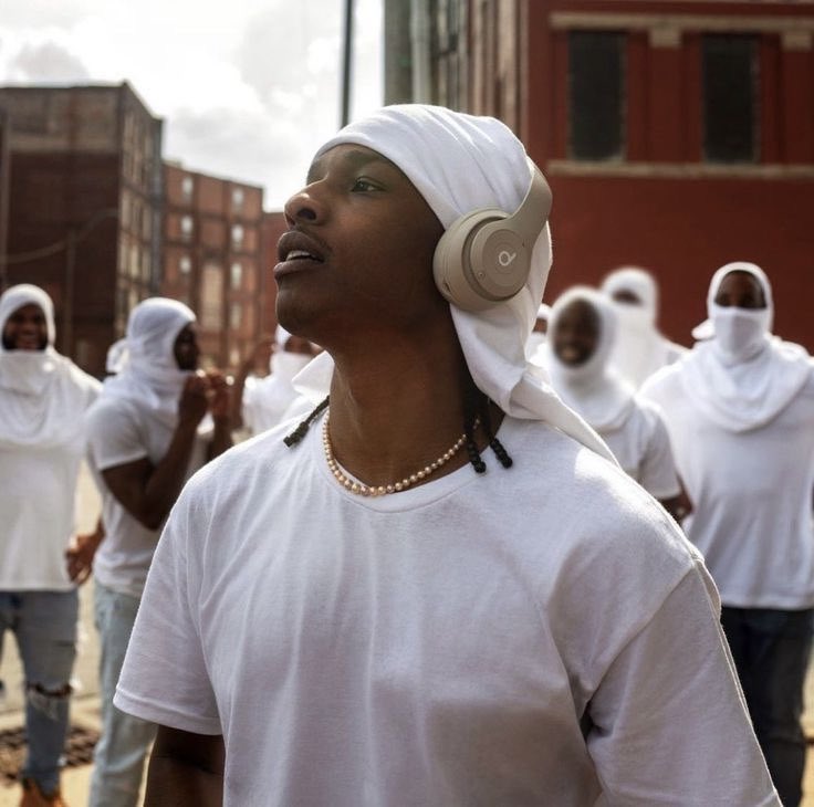 FrenchRapUS's tweet image. 🚨 INCROYABLE ! 

Une nouvelle étude révèle qu’écouter de la musique une heure par jour réduit le risque de dépression de 35% 😳

C’est thérapeutique.