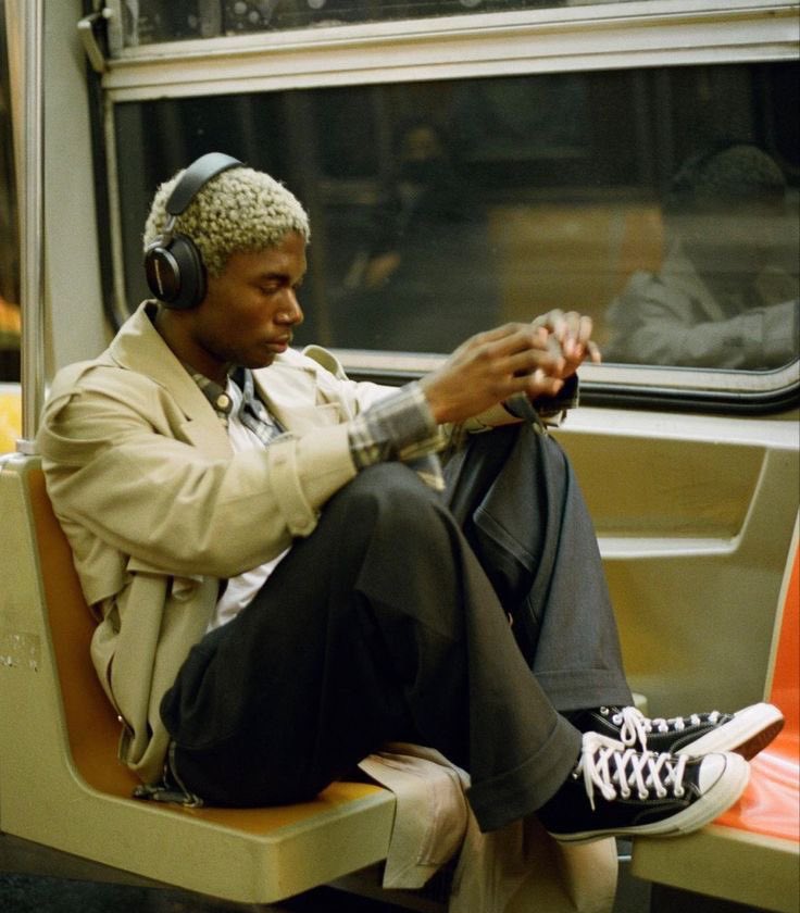 FrenchRapUS's tweet image. 🚨 INCROYABLE ! 

Une nouvelle étude révèle qu’écouter de la musique une heure par jour réduit le risque de dépression de 35% 😳

C’est thérapeutique.