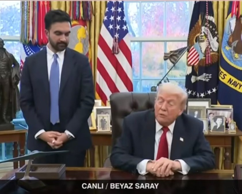 Bu görüntüdeki belediye başkanı Amerika'nın en büyük en kalabalık şehrinin belediye başkanı, trumpın yanında el pençe hesaba çekiliyorcasına ayakta dikilmiş, tabiri caizse hizaya getiriliyor. Böyle bir görüntü Türkiyemizde olsaydı, ülkemizin en büyük şehrinin belediye başkanı