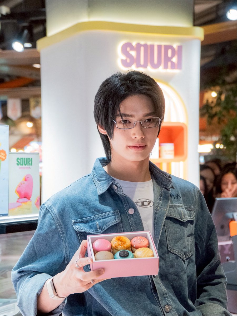 MangPor_0415's tweet image. CEO สุดหล่อ มาเสิร์ฟมาการองถึงขอนแก่น
พร้อมเมนูพิเศษ “Dinosaur Fatcaron” น้องไดโนเสาร์ น่ารักมาก 🦖💛 

#SOURILocalExclusiveMenu
#SOURI #SOURIBKK
#winmetawin @winmetawin