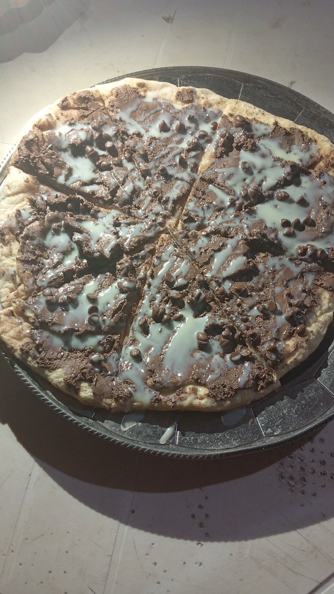 guishlvrcsml's tweet photo. essa pizza doce que eu comi ontem... https://t.co/c9DPRPc1qF
