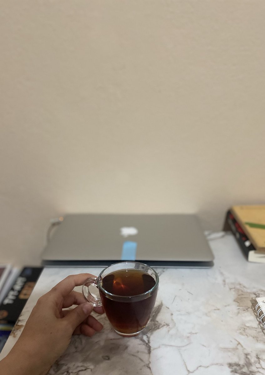 Heyv_777's tweet image. Kitap, insanın kendi içine tuttuğu sessiz bir fenerdir.
Sayfalar çevrildikçe, insan hem uzaklara gider hem kendine yaklaşır.

#cumartesi 
#ReadingTime