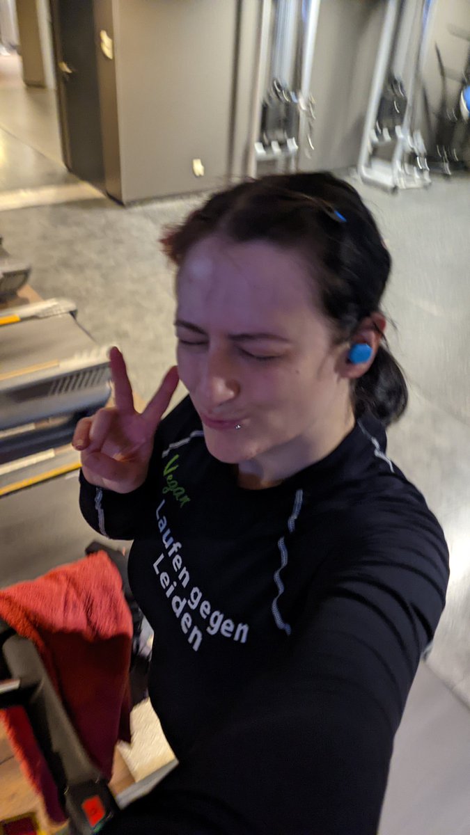 Been hitting the gym regularly since about 2 months now!
I lost about 6kg of weight already,  which I can mostly see on my stomach,  and generally feel so strong and motivated. Hope to keep it up and wondering how I will look next summer ☀️ gym