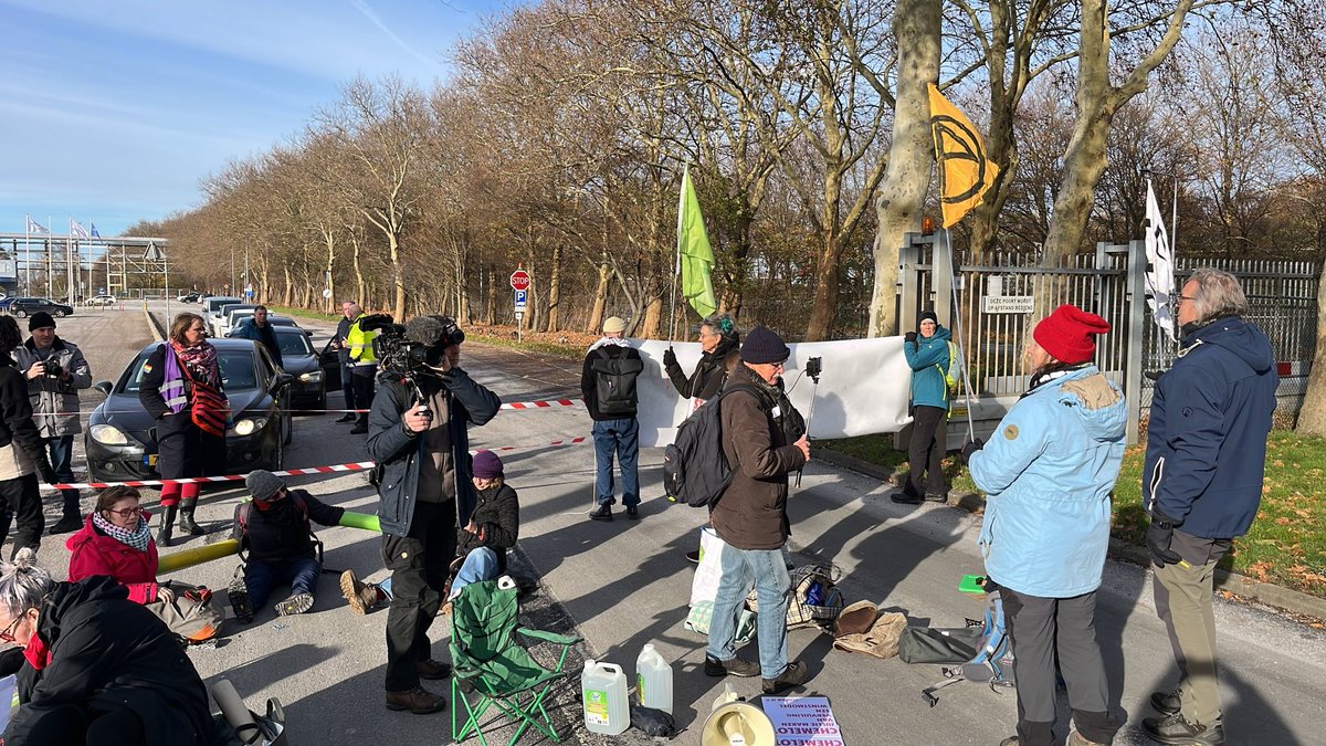 NLRebellion's tweet photo. Na Shell in Pernis is nu ook bij het chemische industriecomplex Chemelot in Limburg de poort gesloten door activisten ✊ #OperatieStorm https://t.co/t4L84Xgtkc