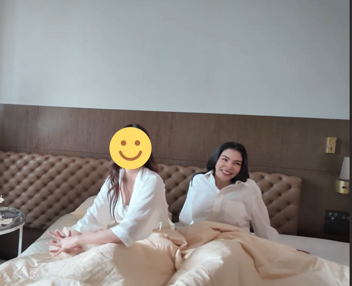 DCardinoso's tweet image. Sabía que le iban a tapar la cara 😂 jajajaja 

FAYE BROKEN OF LOVE
#PerayaVlogEp5