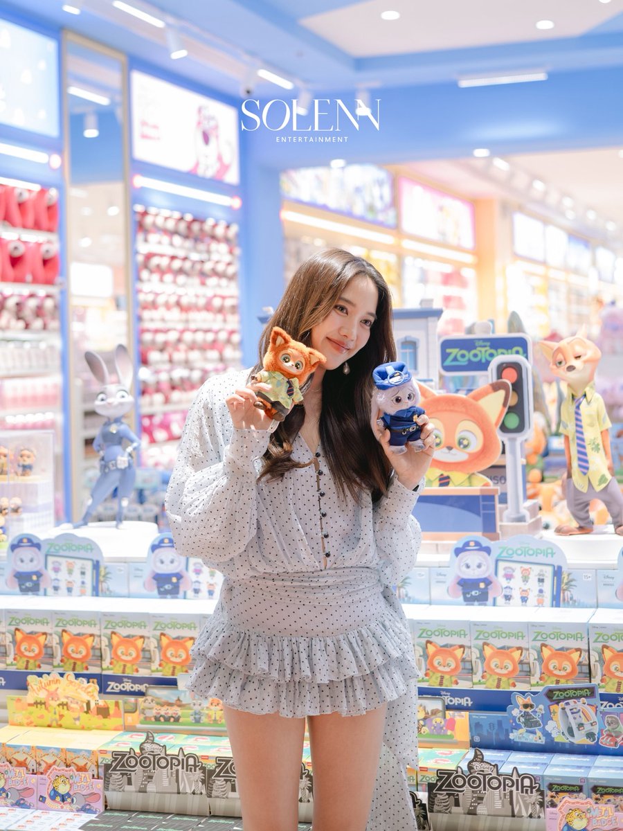 Solenn_Ent's tweet image. แฮปปี้ได้เจอกับทุกคน ขอบคุณที่มาอยู่ด้วยนะคะ 💗
ส่งหัวใจให้ทุกคนวันนี้ ทั้งที่ Event และทีมหน้าจอค่า

So happy to see everyone! Thank you for being here 💗
Sending love to everyone today, both at the event and to the team watching on screen

FREEN MINISO CENTRAL WESTGATE…