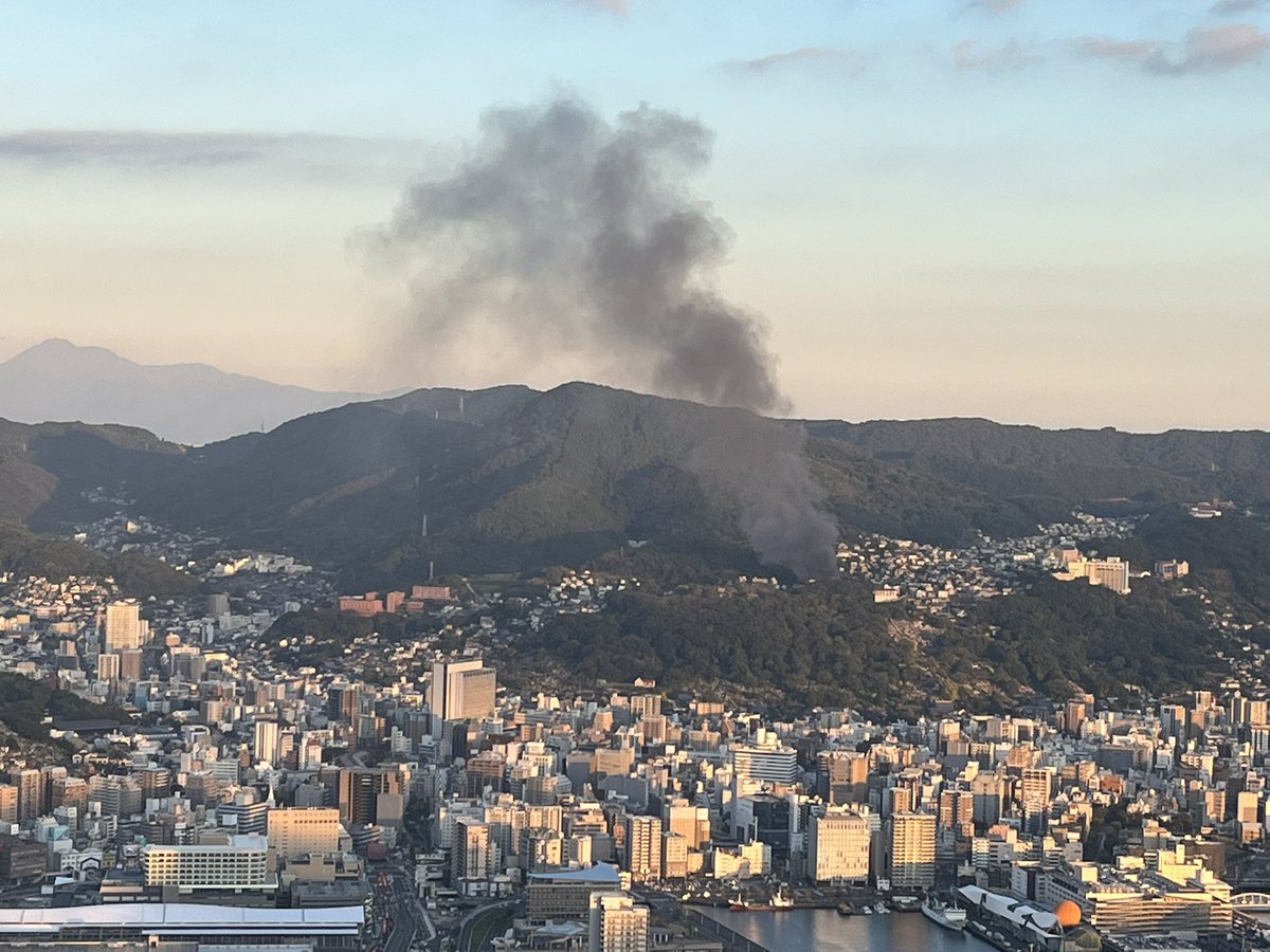 kantacgame's tweet photo. 稲佐山の頂上で夜景見ようとかまえてると火事のような煙が、、、、
 #稲佐山
 #長崎市
 #火事 https://t.co/lyE9esltd2