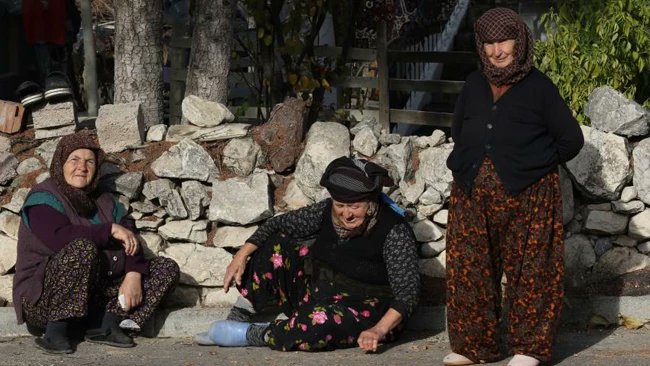 Hurriyet's tweet image. Ankara&apos;nın tam ortasında &apos;Renkli köy&apos;: Duyan ilçeye akın ediyor! &apos;Çocukluğuma döndüğümü hissetim&apos;

hurriyet.com.tr/galeri-ankaran…