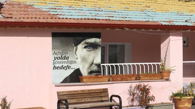 Hurriyet's tweet image. Ankara&apos;nın tam ortasında &apos;Renkli köy&apos;: Duyan ilçeye akın ediyor! &apos;Çocukluğuma döndüğümü hissetim&apos;

hurriyet.com.tr/galeri-ankaran…