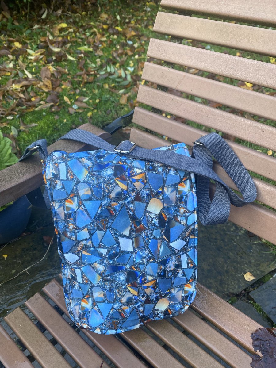 ZebraMingo's tweet image. Loved making this one .. magnetic popper closure, zipped pocket inside and adj strap - unique, handmade more info? Just get in touch - happy to help #saturdayfun #glass #winter