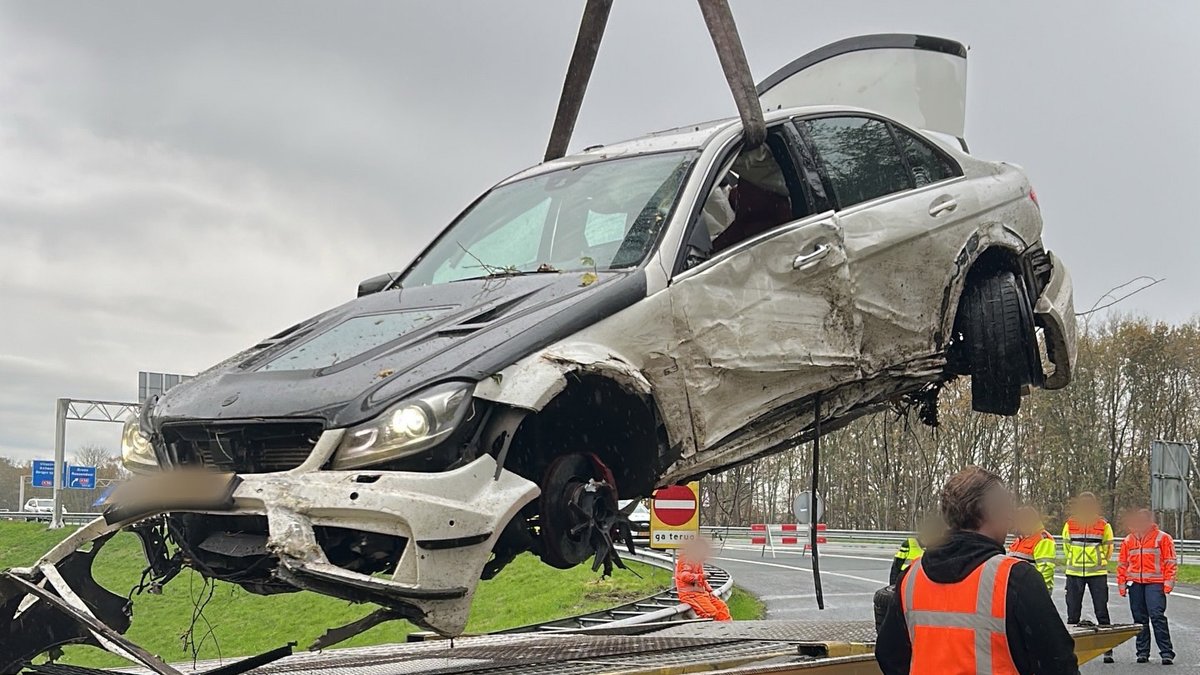 Beruchte C63 crasht bij Roosendaal na achtervolging