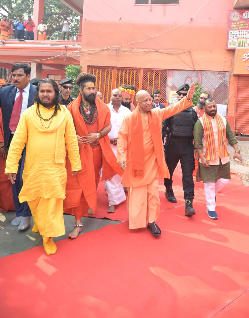 CMOfficeUP's tweet image. अतुलितबलधामं हेमशैलाभदेहं
दनुजवनकृशानुं ज्ञानिनामग्रगण्यम्।
सकलगुणनिधानं वानराणामधीशं
रघुपतिप्रियभक्तं वातजातं नमामि॥

#UPCM @myogiadityanath ने आज तपोभूमि तीर्थराज प्रयाग में श्री बड़े हनुमान जी के दर्शन-पूजन कर लोक मंगल की कामना की।