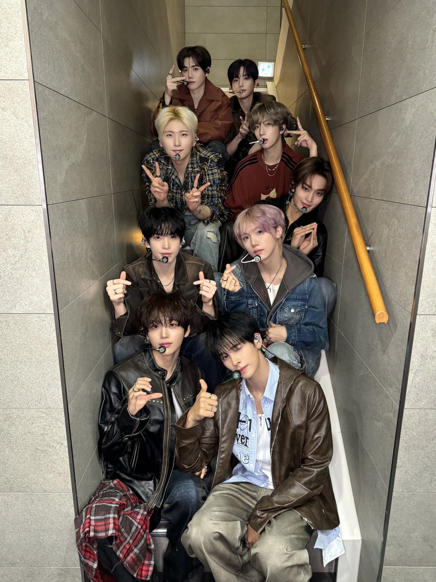 CRAVITYstarship's tweet image. [📸] 251122
MBC #쇼음악중심
⠀
#CRAVITY #크래비티
#DaretoCrave_Epilogue
#LemonadeFever