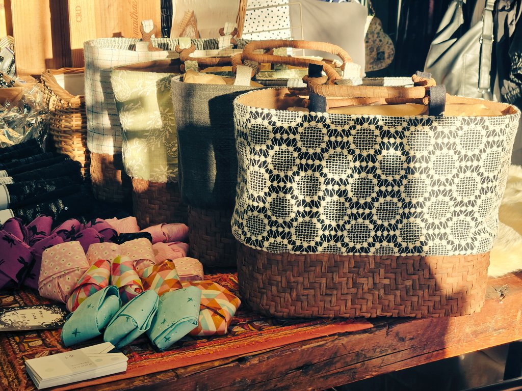 夕日に照らされた山葡萄のかごバッグがたいへんにエモかったので写真を撮ったのですが、思っていたのとなんか違う感じに仕上がりました😂

写真はアレですが、かごバッグはちゃんと可愛いです☺️
是非お手にとってご覧ください！！
手に持って鏡を見てみると、思っている3倍可愛いです🥰(個人の感想です