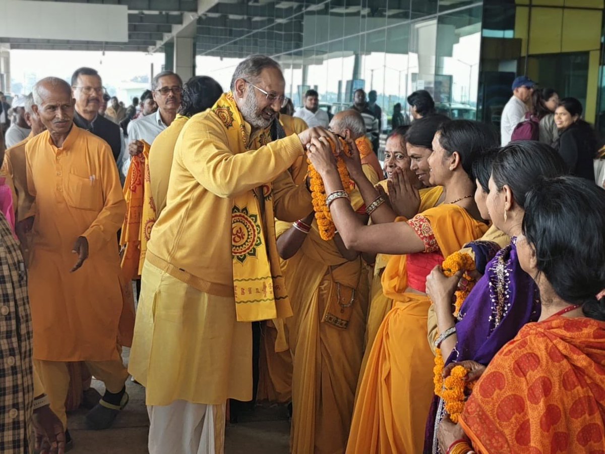 dsvvofficial's tweet image. झारखंड प्रवास पर आदरणीय @DrChinmayP जी का देवघर एयरपोर्ट आगमन एवं परिजनों द्वारा स्वागत

१२ ज्योर्तिलिंगों एवं ५१ शक्तिपीठों संग बाबा बैद्यनाथ की दिव्य नगरी देवों का घर देवघर की पावन धरा पर अखिल विश्व गायत्री परिवार प्रतिनिधि आदरणीय डॉ. चिन्मय पंड्या जी का पावन शुभागमन हुआ ।