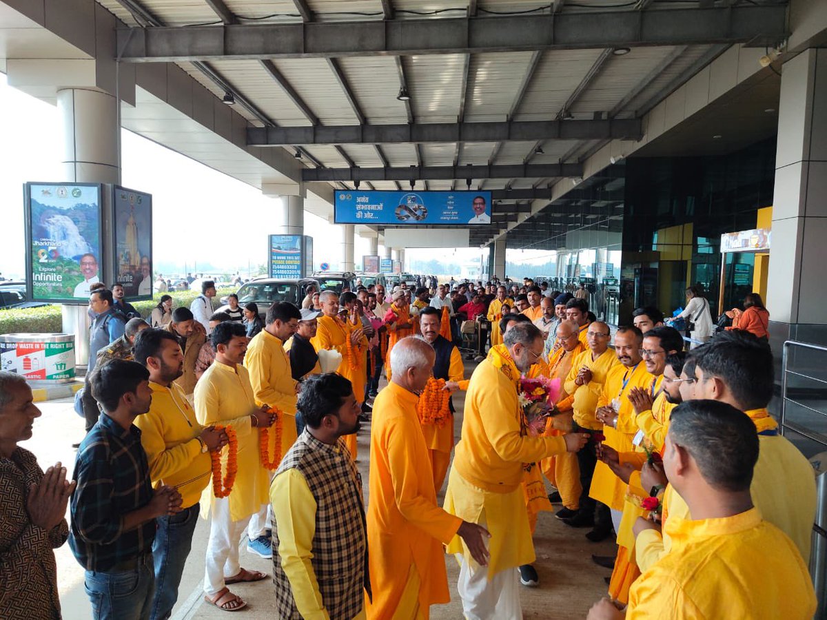dsvvofficial's tweet image. झारखंड प्रवास पर आदरणीय @DrChinmayP जी का देवघर एयरपोर्ट आगमन एवं परिजनों द्वारा स्वागत

१२ ज्योर्तिलिंगों एवं ५१ शक्तिपीठों संग बाबा बैद्यनाथ की दिव्य नगरी देवों का घर देवघर की पावन धरा पर अखिल विश्व गायत्री परिवार प्रतिनिधि आदरणीय डॉ. चिन्मय पंड्या जी का पावन शुभागमन हुआ ।