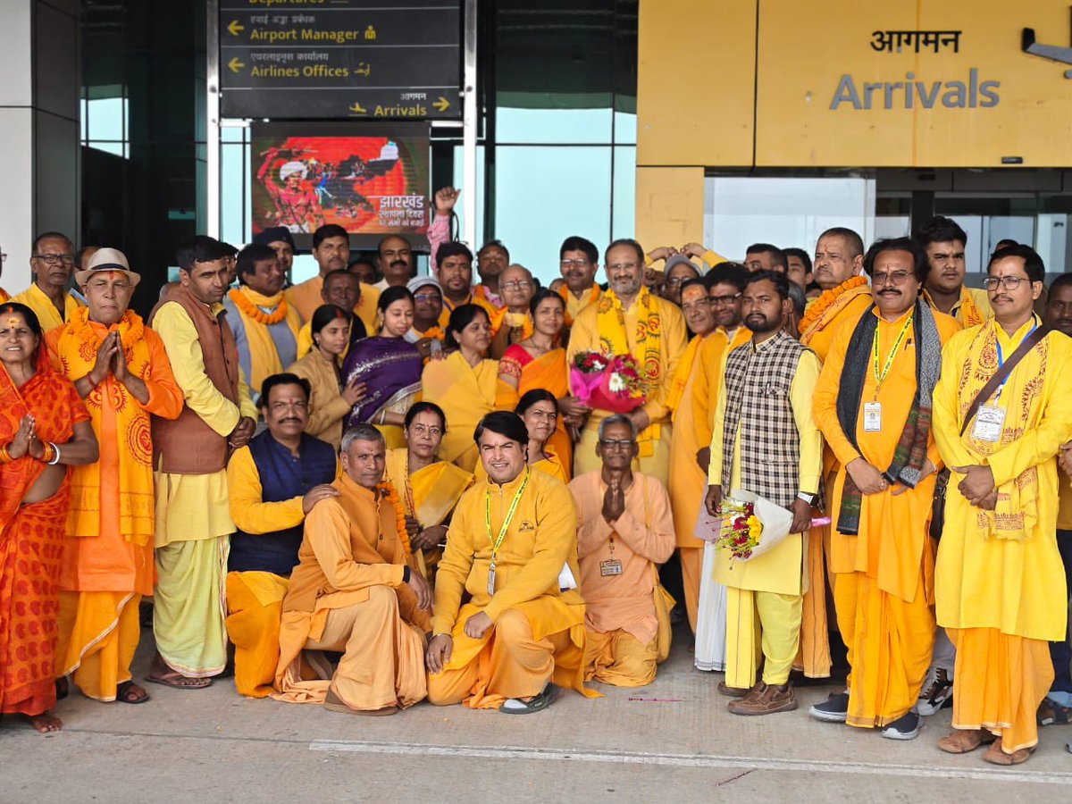 dsvvofficial's tweet image. झारखंड प्रवास पर आदरणीय @DrChinmayP जी का देवघर एयरपोर्ट आगमन एवं परिजनों द्वारा स्वागत

१२ ज्योर्तिलिंगों एवं ५१ शक्तिपीठों संग बाबा बैद्यनाथ की दिव्य नगरी देवों का घर देवघर की पावन धरा पर अखिल विश्व गायत्री परिवार प्रतिनिधि आदरणीय डॉ. चिन्मय पंड्या जी का पावन शुभागमन हुआ ।