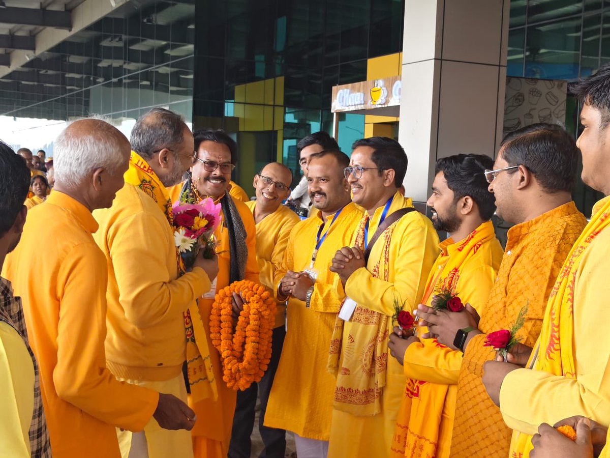 dsvvofficial's tweet image. झारखंड प्रवास पर आदरणीय @DrChinmayP जी का देवघर एयरपोर्ट आगमन एवं परिजनों द्वारा स्वागत

१२ ज्योर्तिलिंगों एवं ५१ शक्तिपीठों संग बाबा बैद्यनाथ की दिव्य नगरी देवों का घर देवघर की पावन धरा पर अखिल विश्व गायत्री परिवार प्रतिनिधि आदरणीय डॉ. चिन्मय पंड्या जी का पावन शुभागमन हुआ ।