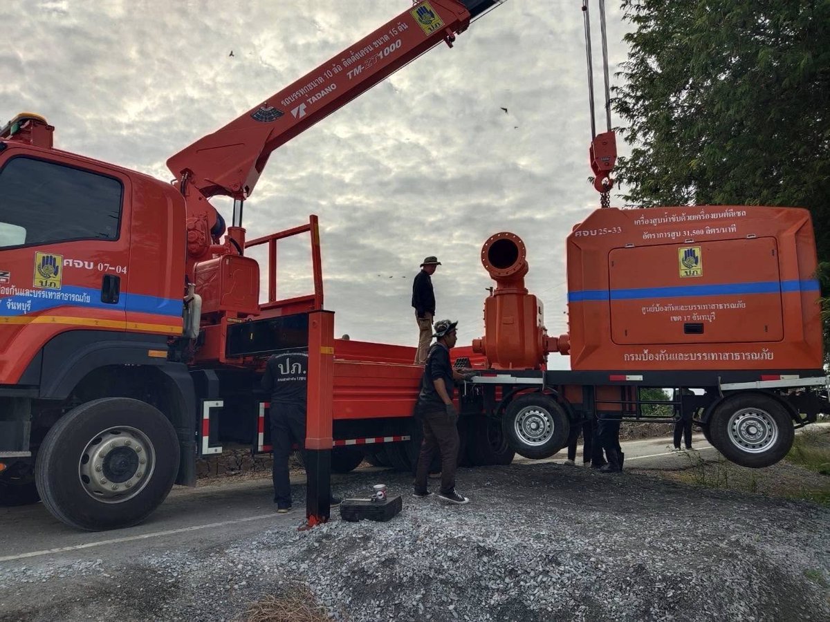 PlusPropertyTH's tweet photo. 🚩Update สถานการณ์น้ำท่วมหาดใหญ่
ทีมพลัสฯ เร่งประสานทุกหน่วยงาน ดูแลความเป็นอยู่ลูกบ้านอย่างต่อเนื่อง

(22 พ.ย. 68) พื้นที่โดยรอบโครงการมีน้ำท่วมสูง ทำให้ ไม่สามารถสัญจรออกนอกโครงการได้ในขณะนี้
และมีไฟฟ้าดับชั่วคราว จากเหตุหม้อแปลงได้รับความเสียหาย

แสนสิริ และ พลัสฯ อยู่ระหว่าง จัดเตรียมอาหาร น้ำดื่ม และของใช้จำเป็น เพื่อกระจายให้ลูกบ้านโดยเร็วที่สุด
พร้อมทั้งจัดทีม ดูแลกลุ่มเปราะบาง อาทิ ผู้ป่วยติดเตียง ผู้สูงอายุ หรือผู้ที่ต้องการความช่วยเหลือเร่งด่วนเป็นพิเศษ

ทีมงานจะดูแลและอัปเดตสถานการณ์ให้ทราบอย่างต่อเนื่อง

พลัสฯ ขอส่งกำลังใจให้พี่น้องชาวหาดใหญ่ เจ้าหน้าที่ และทุกหน่วยงานผ่านพ้นสถานการณ์น้ำท่วมครั้งนี้ไปได้อย่างปลอดภัย

📌ข้อมูลสำคัญติดตามสถานการณ์น้ำท่วมหาดใหญ่
✅ เเจ้งพิกัดน้ำท่วม,ประกาศน้ำ,ไฟ: Thai PBS ศูนย์ข่าวภาคใต้ https://t.co/Lwg1cVFTXE
✅ กรมป้องกันและบรรเทาสาธารณภัย: https://t.co/YZfHIjAI8Z
✅ ศูนย์พักพิง-จุดรับกระสอบทราย https://t.co/xaHJWE0Y6i
✅ กรมอุตุนิยมวิทยา: https://t.co/VHcHnM3eA1

ขอบคุณข้อมูล : กรมอุตุนิยมวิทยา, Thai PBS ศูนย์ข่าวภาคใต้, กรมป้องกันและบรรเทาสาธารณภัย,มูลนิธิสภาเตือนภัยพิบัติแห่งชาติ  

#PlusProperty #NoOneLeftBehind #น้ำท่วม #สถานการณ์น้ำ
#PlusLivingManagement  #PlusForYourLiving
