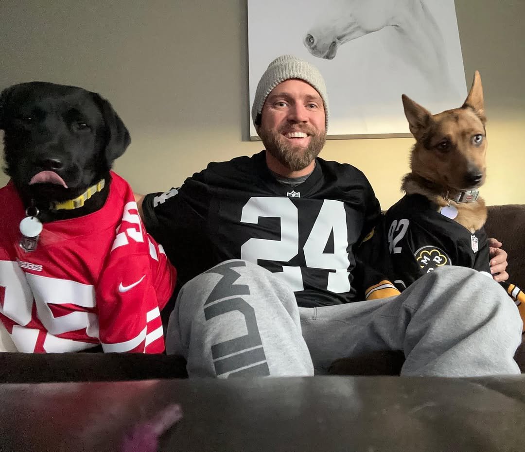 david_synder01's tweet image. Squad goals: four paws, two legs, and all the happy vibes 🐾🏀❤️ #TeamPup #JerseyJoy