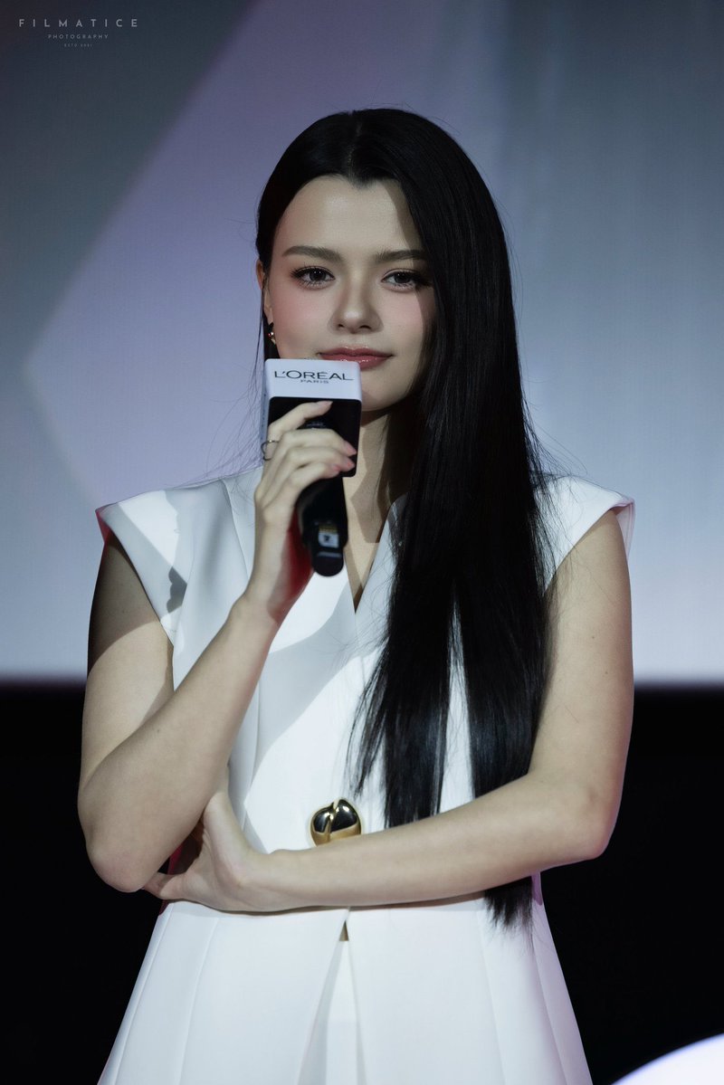 ploy_sasle's tweet image. วันนี้มีแรงเทรนมากก ลุคเบคกี้ถูกต้องมากกก ฮึกเหิมเลยย มา! แต่ขอไปอาบน้ำก่อนนะจ๊ะะ โกๆสองแสนจ้าา เดะยื่นมือออกมาช่วยรีช่วยเฟบ🫣🪽🤙

REBECCA GLOWS PLUMP AMBITION
#LOrealPlumpAmbitionxBecky
#beckysangels