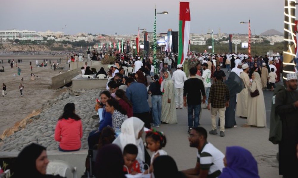 ملامح إحلال الوافدين مكان #المسرحين_من_العمل ظاهرة للعيان؛ لا تخطأها العين حتى في #اليوم_الوطني_العماني_٢٨١ ، لقد أصبحنا غرباء في ديارنا #رؤية_عُمان٢٠٤٠