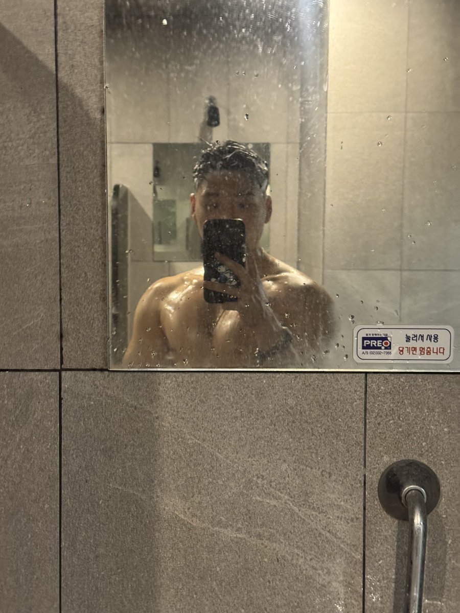 Point__E's tweet image. 걍 살찐 돼지