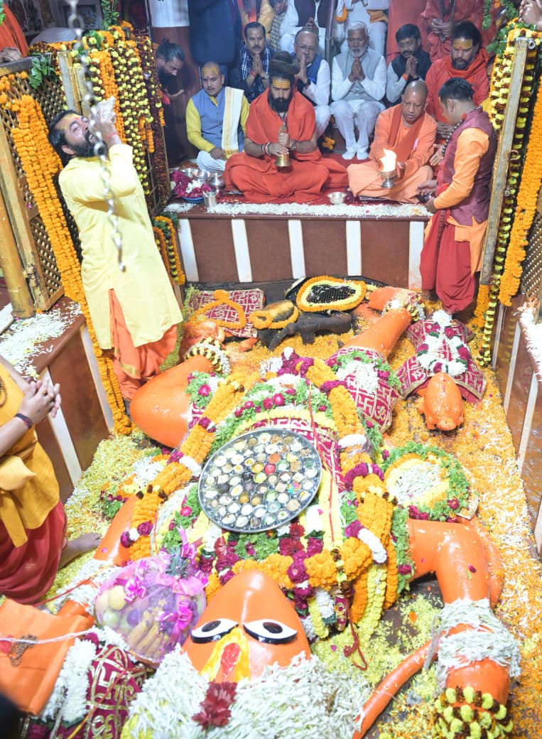 CMOfficeUP's tweet image. अतुलितबलधामं हेमशैलाभदेहं
दनुजवनकृशानुं ज्ञानिनामग्रगण्यम्।
सकलगुणनिधानं वानराणामधीशं
रघुपतिप्रियभक्तं वातजातं नमामि॥

#UPCM @myogiadityanath ने आज तपोभूमि तीर्थराज प्रयाग में श्री बड़े हनुमान जी के दर्शन-पूजन कर लोक मंगल की कामना की।