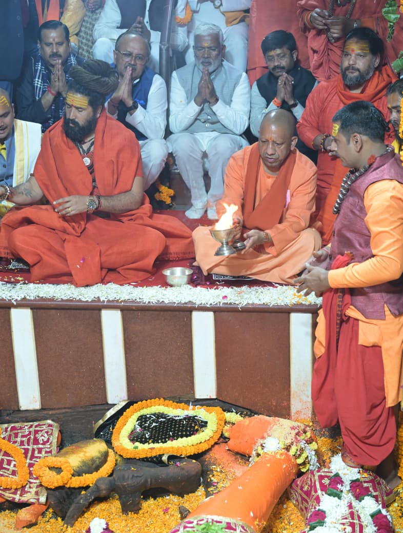 CMOfficeUP's tweet image. अतुलितबलधामं हेमशैलाभदेहं
दनुजवनकृशानुं ज्ञानिनामग्रगण्यम्।
सकलगुणनिधानं वानराणामधीशं
रघुपतिप्रियभक्तं वातजातं नमामि॥

#UPCM @myogiadityanath ने आज तपोभूमि तीर्थराज प्रयाग में श्री बड़े हनुमान जी के दर्शन-पूजन कर लोक मंगल की कामना की।