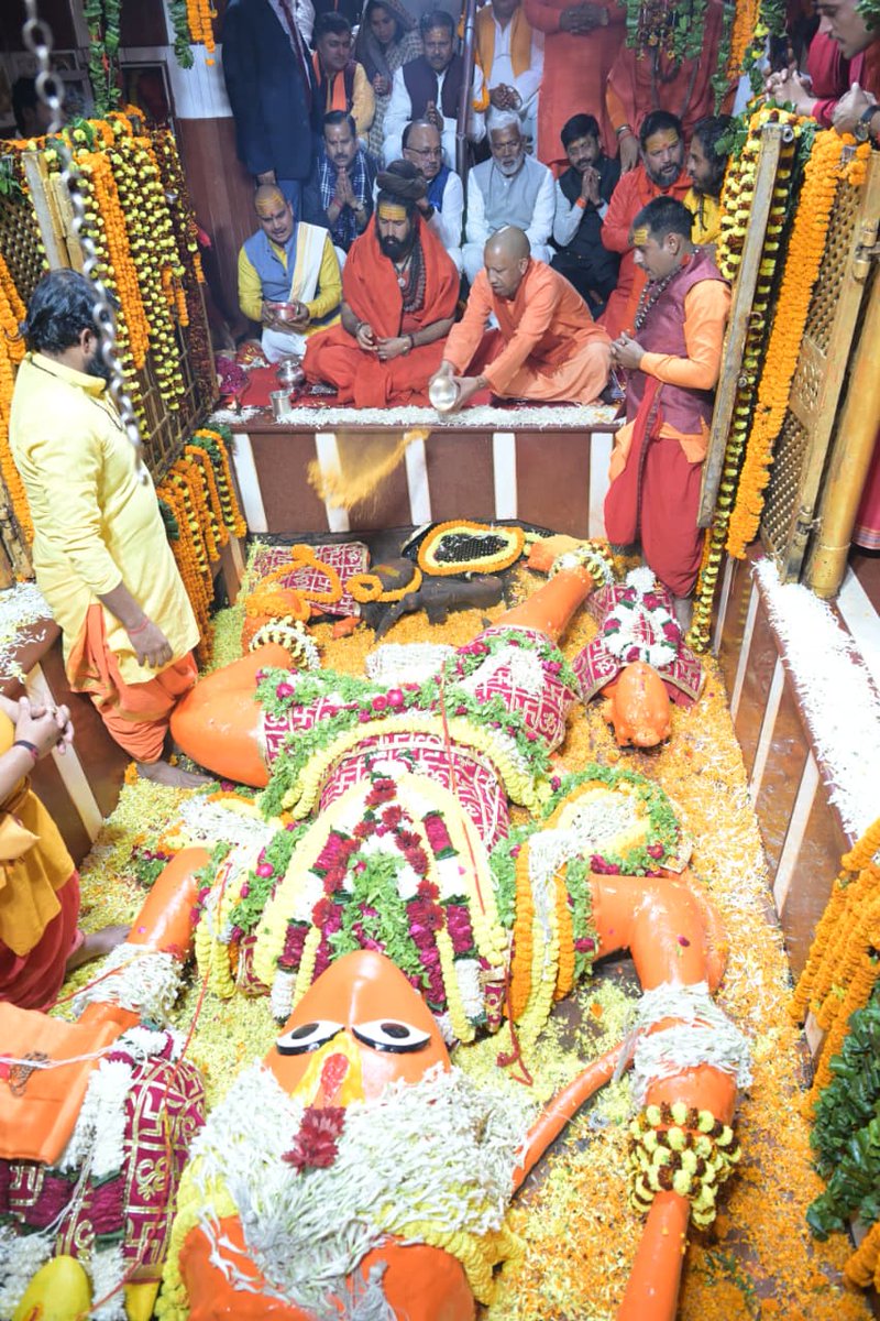 CMOfficeUP's tweet image. अतुलितबलधामं हेमशैलाभदेहं
दनुजवनकृशानुं ज्ञानिनामग्रगण्यम्।
सकलगुणनिधानं वानराणामधीशं
रघुपतिप्रियभक्तं वातजातं नमामि॥

#UPCM @myogiadityanath ने आज तपोभूमि तीर्थराज प्रयाग में श्री बड़े हनुमान जी के दर्शन-पूजन कर लोक मंगल की कामना की।