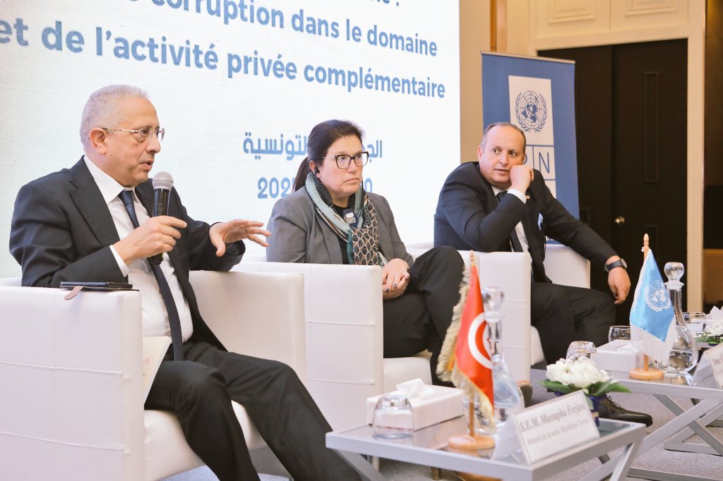 UNDP_ACIAC's tweet image. 📢 New 🇹🇳 Health Corruption Risk Management Report is out❗
🎤 Minister Mustapha Ferjani values partnership w/#UNDP and leads discussions on report findings &amp;amp; reform recommendations on:
🩺 Procuring medical equipment 
🧑🏻‍⚕️ &quot;Private Complementary Activity&quot; by public medical doctors.