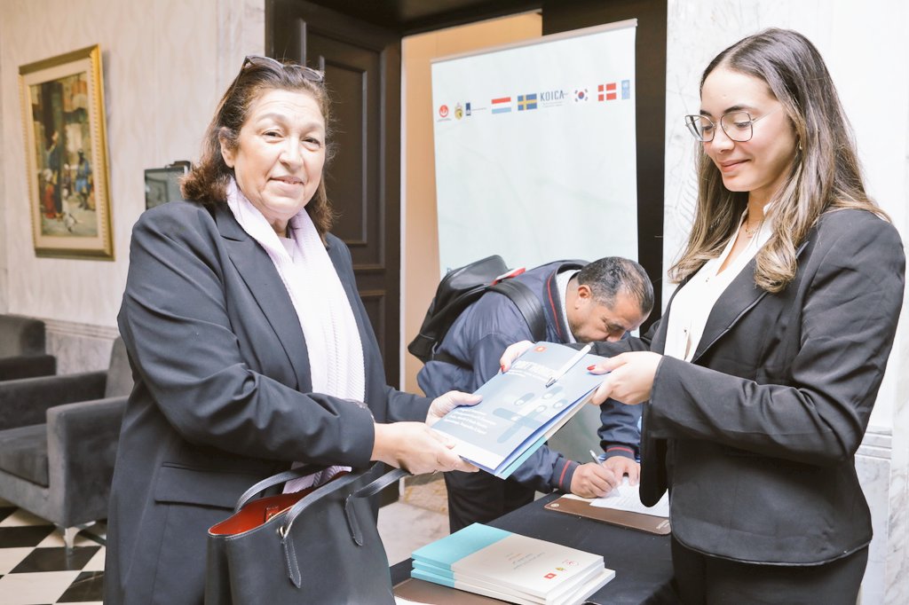 UNDP_ACIAC's tweet image. 📢 New 🇹🇳 Health Corruption Risk Management Report is out❗
🎤 Minister Mustapha Ferjani values partnership w/#UNDP and leads discussions on report findings &amp;amp; reform recommendations on:
🩺 Procuring medical equipment 
🧑🏻‍⚕️ &quot;Private Complementary Activity&quot; by public medical doctors.