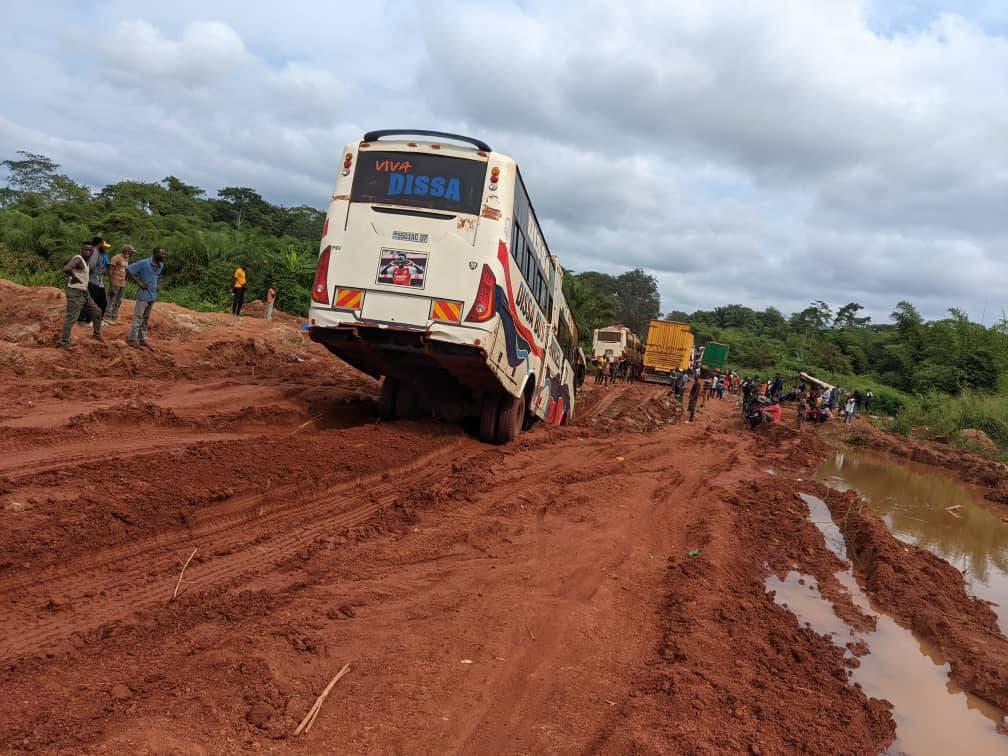 #RDC: Fin d'année et cauchemar sur la RN4 !  L'axe Tshopo-Ituri (PK 170 et 43) est toujours impraticable. Les poses de pierres ne suffisent pas, où sont les vrais travaux ? La population attend des actes ! #Transport #SecuriteRoutiere