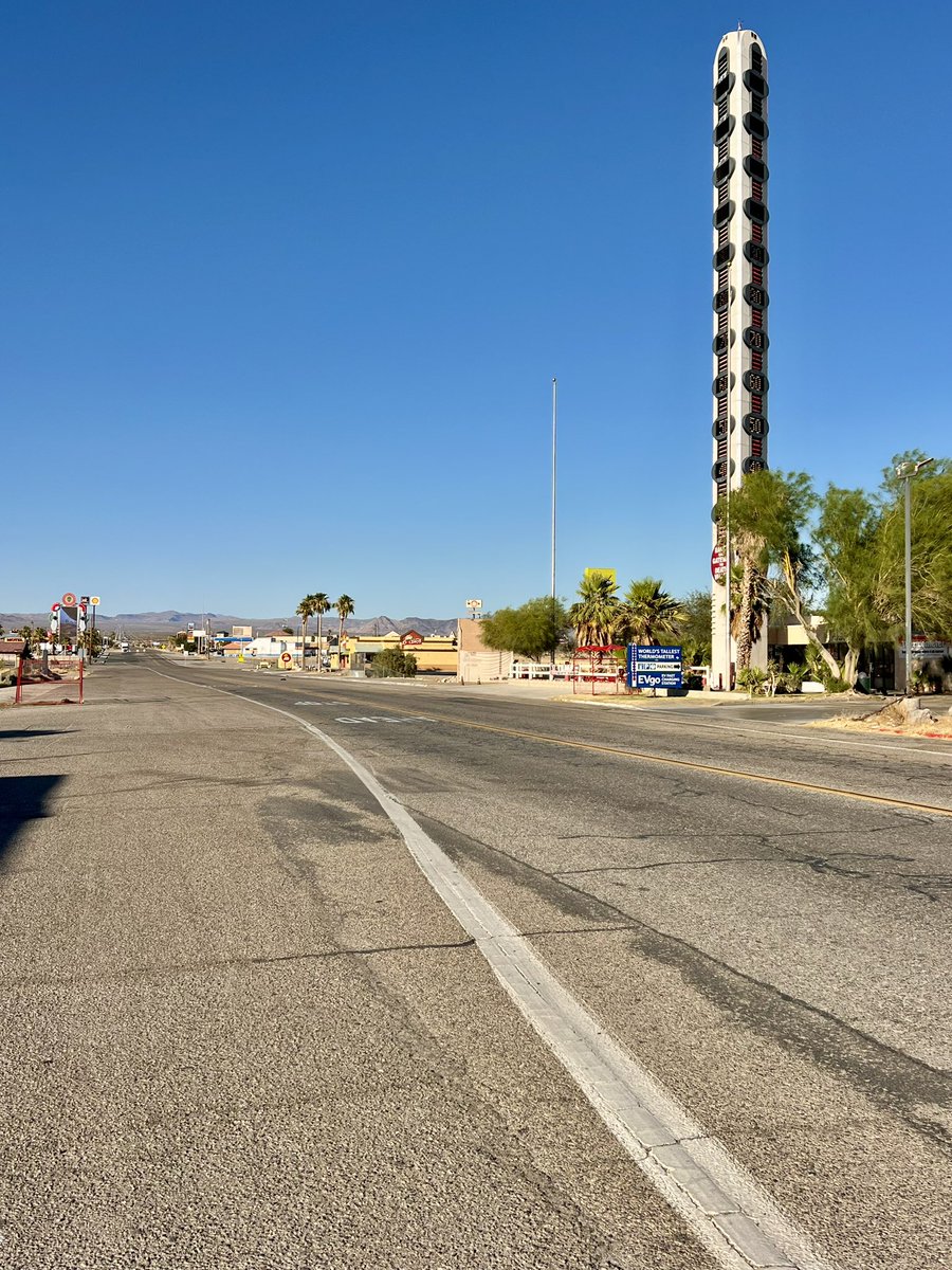 FormerlyWTC's tweet image. #DailyPictureTheme ‘warmth’ is represented by the world’s largest thermometer. Notice the temperate on this day when it was 122°F.