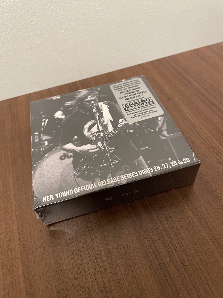 pulled4u's tweet image. ニール・ヤングの新しいボックスが届いた

CDプレイヤー壊れてるから、BDプレイヤー→（HDMI）→TV→（光ケーブル）→アンプってして聴いてる

さっきまでハーヴェスト・ムーン無限再生編で、今アンプラグドにディスク換えた