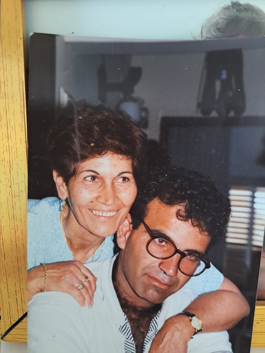 עניין שגיליתי ליטרלי רק עכשיו: לאבא שלי (שהכרתי כקירח כל חיי) היו תלתלים