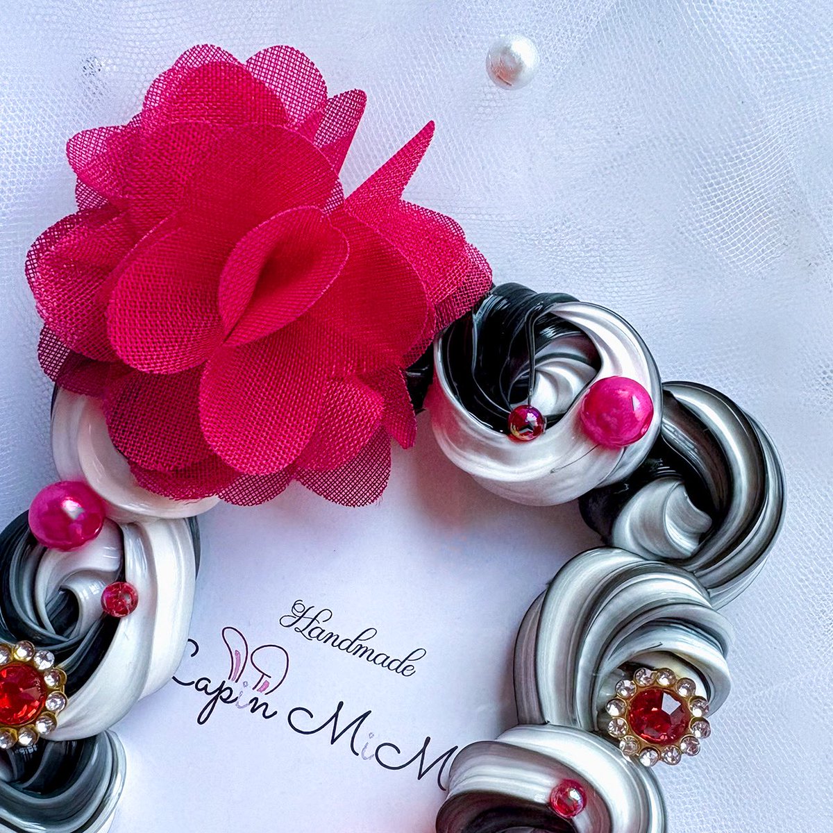 黒白ホイップデコの新作
minneやBOOTHなどに
販売したのでお迎え待ってます𓂃 𓈒𓏸 𓋜 . *

中々お気に入りなデザインに
仕上がってまんぞくꕤ︎︎·͜·

 #ハンドメイド作家  #ホイップデコ  #トレカケース 
 #推し活  #トレカ  #チェキ  #アイドル  #ゴシック 
 #レジン  #ハンドメイド