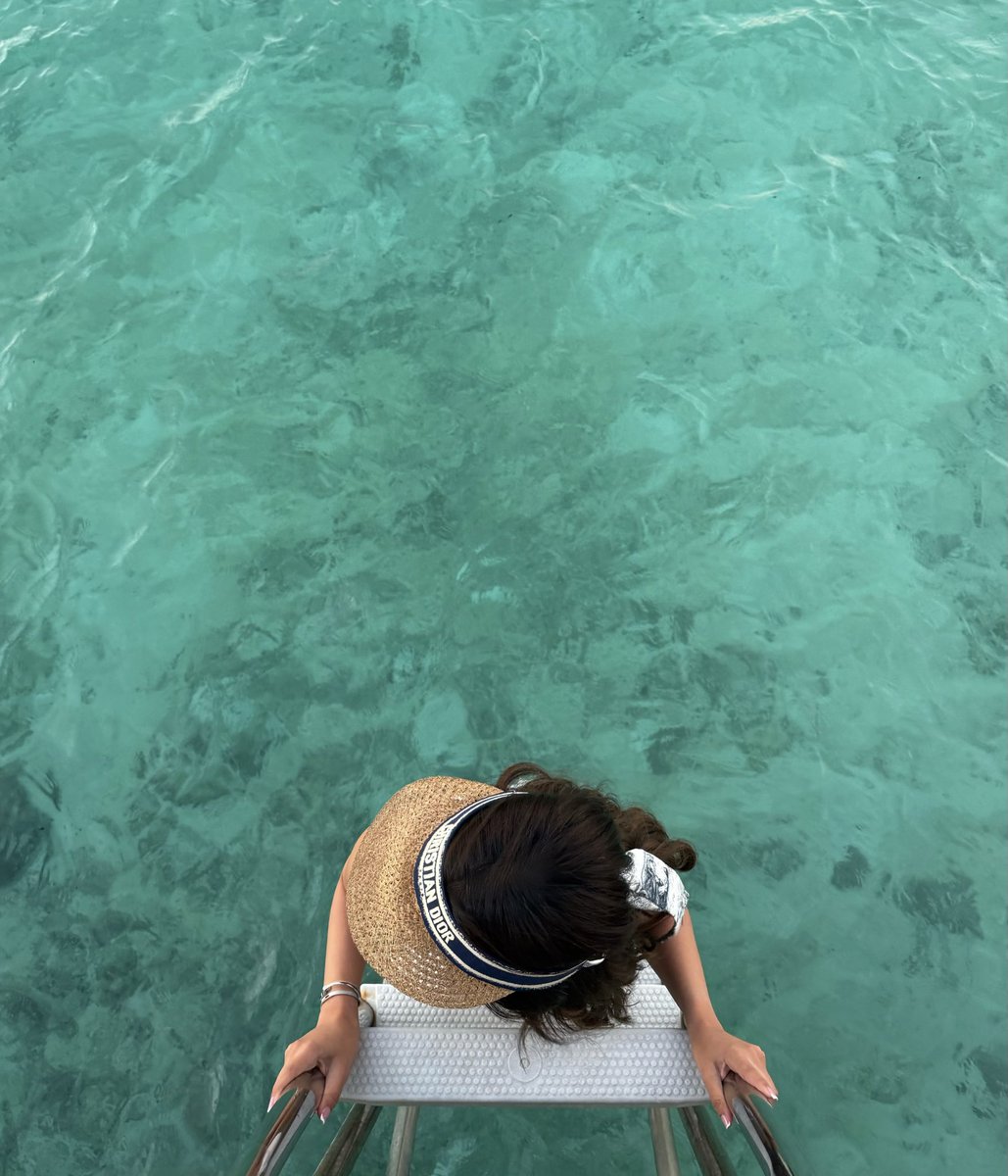 _ef26's tweet image. malè 🌴