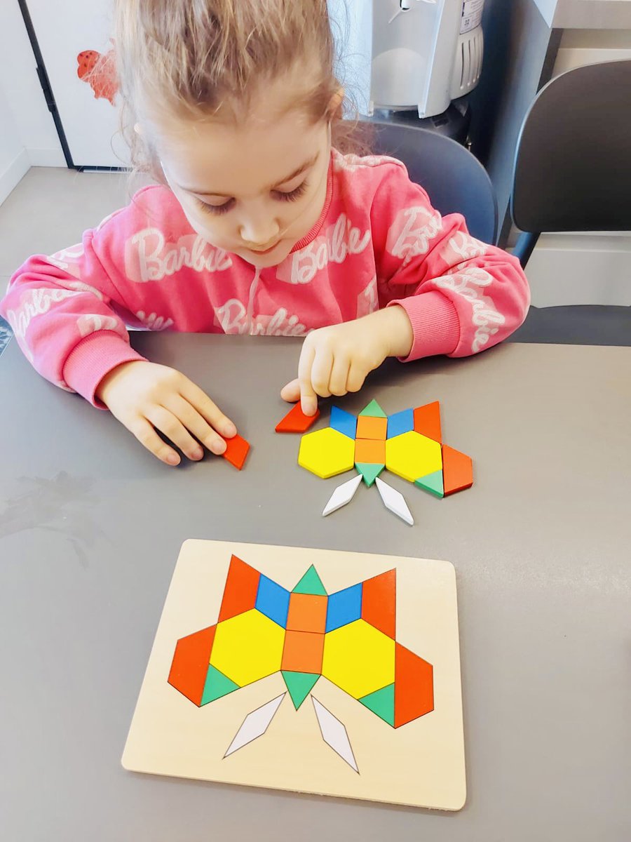 AmiciDellaPedia's tweet image. #AmiciDellaPediatria 🩵 #Tangram time 🤩

Giocare con il tangram è un piccolo viaggio dentro noi stessi.
Davanti a quei sette pezzi antichi, i bambini imparano che ogni sfida può essere trasformata, girata, ricombinata… proprio come le loro idee.