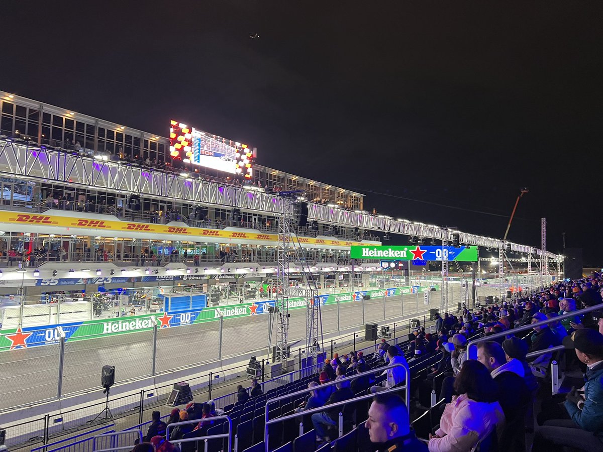 グランドスタンドでもまさかの屋根無し
雨でびしょ濡れしたんけどQualiおもろいからヨシ