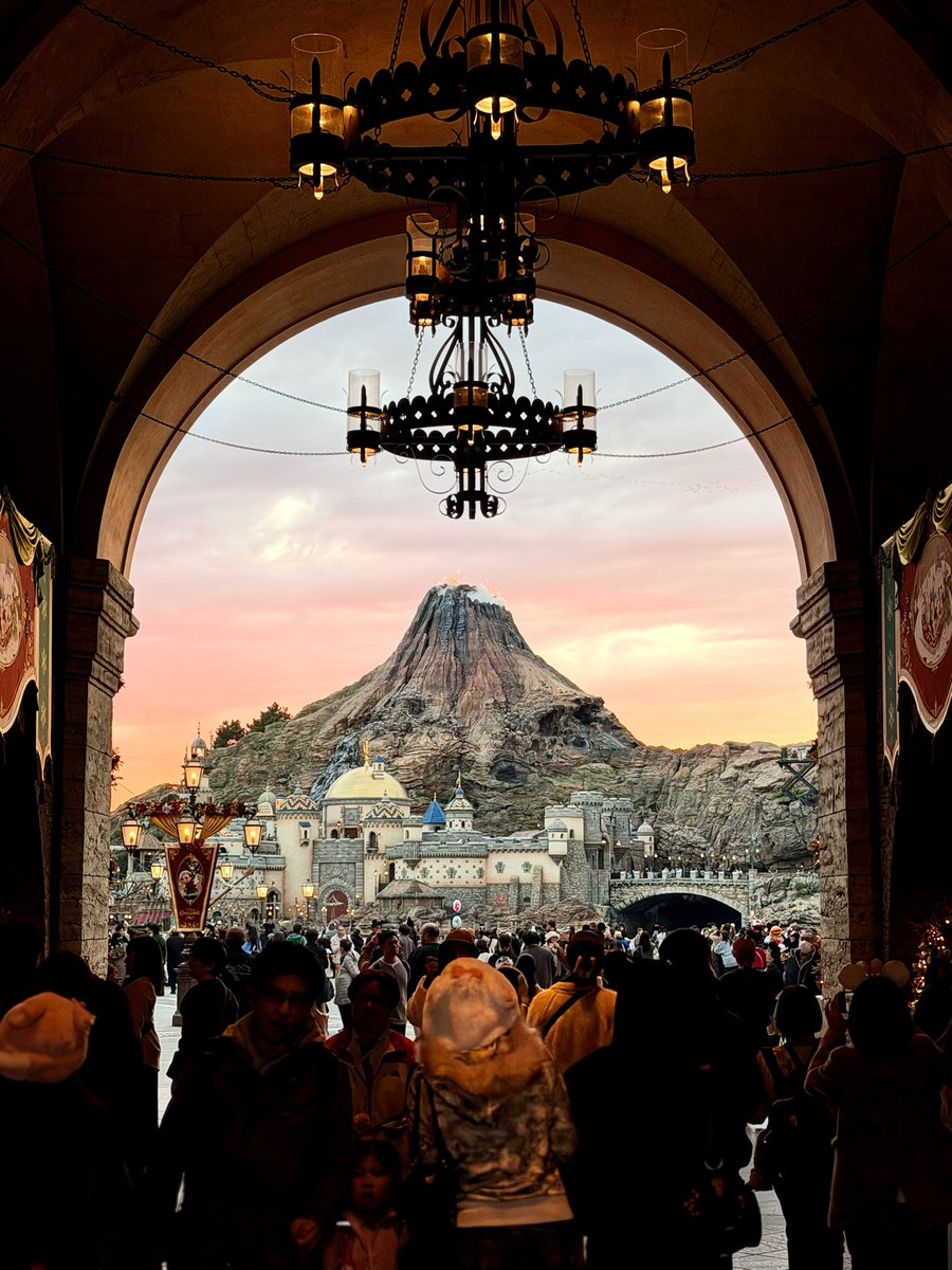 worldparks365's tweet image. Tokyo DisneySea is just breathtaking. I’ll never get sick of this park!
