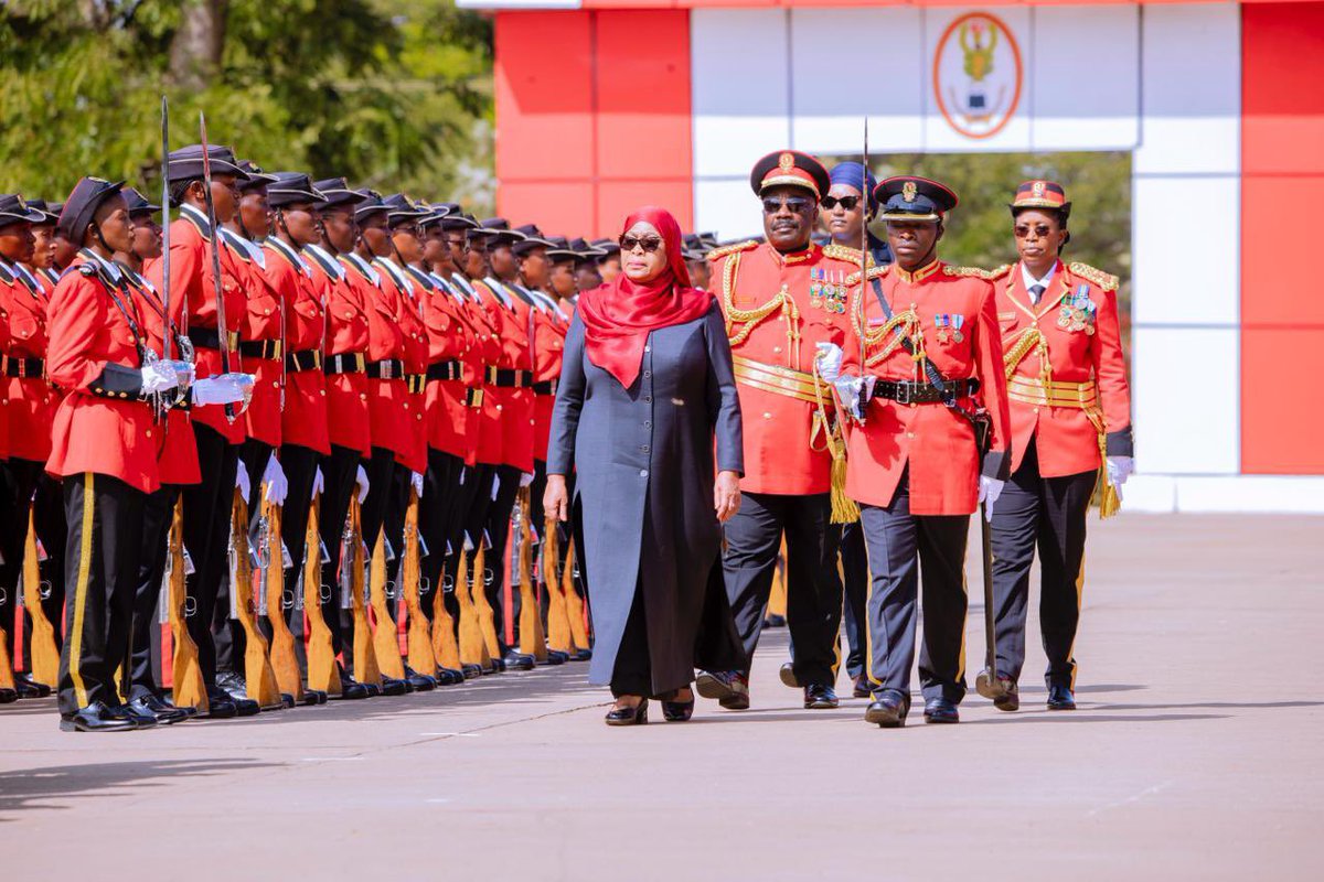 ikulumawasliano's tweet photo. Rais wa Jamhuri ya Muungano wa Tanzania na Amiri Jeshi Mkuu, Mhe. Dkt. Samia Suluhu Hassan akikagua Gwaride rasmi la kumaliza Mafunzo la Maafisa Wanafunzi wa Jeshi la Ulinzi la Wananchi wa Tanzania (JWTZ) kwenye sherehe zilizofanyika katika Chuo cha Mafunzo ya Kijeshi (TMA) Monduli mkoani Arusha, tarehe 22 Novemba, 2025.