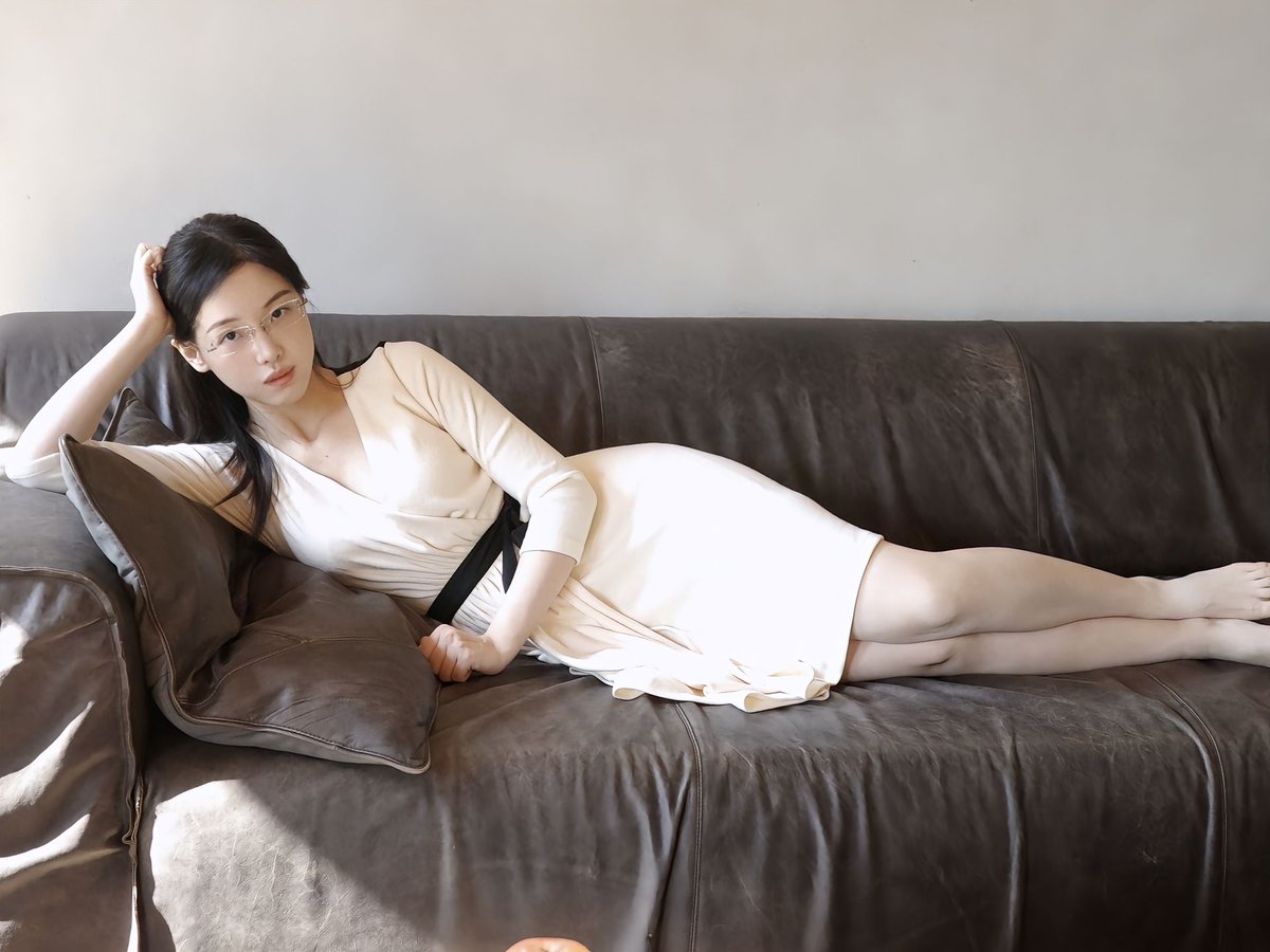 于是我期待，怀念那日子，像是刀割到了喉咙，断掉了呼吸，松手那刻云舒云卷...但我依然躺在沙发上，静静等待它的到来 #人妻少妇