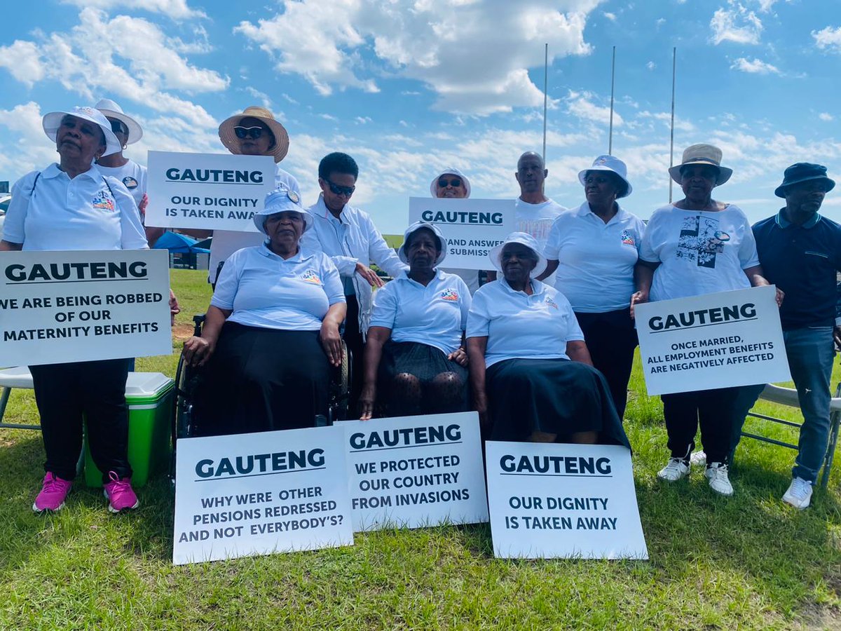 IOL's tweet photo. Members of the Civil Servants Pension Redress Movement picket near the Nasrec Expo Centre during the G20 Summit. They are voicing concerns over alleged discrimination against civil servants. https://t.co/vwosM1r9eh
π·: Simon Majadibodu/IOL
#G20Summit #Nasrec #civil #servants https://t.co/MmiWskLYFt