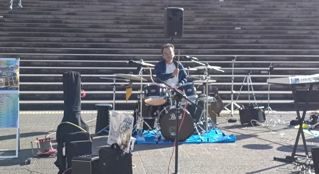 17Hwl1sRNzUtABC's tweet photo. 大阪からの帰宅途中NOW

昨日大阪に向う途中で「TAKKY」さんが、本日「名城公園」で演奏するとの情報をキャッチして、大阪からの途中で寄ってみました😊
演奏した３曲ねうち、２曲はなんとオリジナルの新曲😲
バラード系の曲とアップテンポの曲でした😊🎶

#TAKKY https://t.co/pkZhKkW8aB