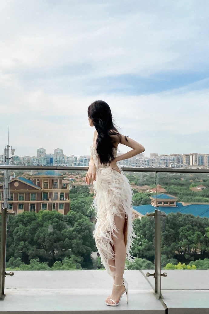 迪丽热巴的蕾丝吊带裙 https://t.co/oN77miyIdI