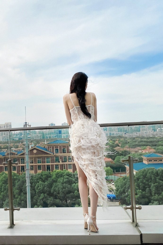 迪丽热巴的蕾丝吊带裙 https://t.co/oN77miyIdI