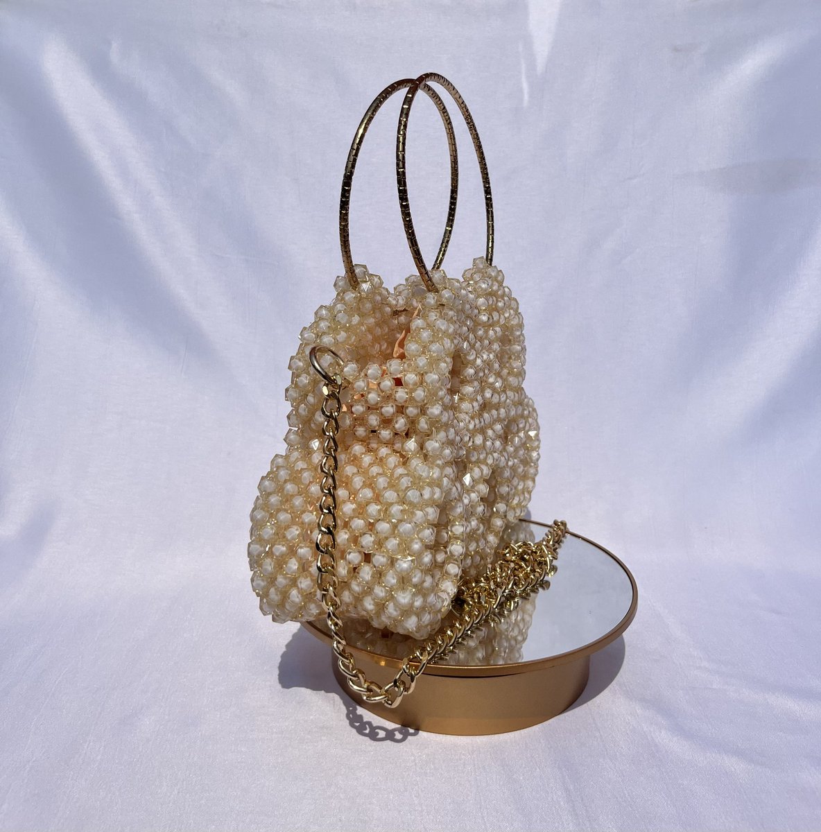 Niwaatelier's tweet photo. Sika – Gold. A piece inspired by the warmth of heritage and the quiet strength of women who carry beauty with purpose.✨

Made just for you and available in any colour you desire. 🤎

Price: 500 cedis  
To order, DM me. Your Sika awaits. ✨

#beadedbag #niwaatelier #beads https://t.co/OSxBsckVrT