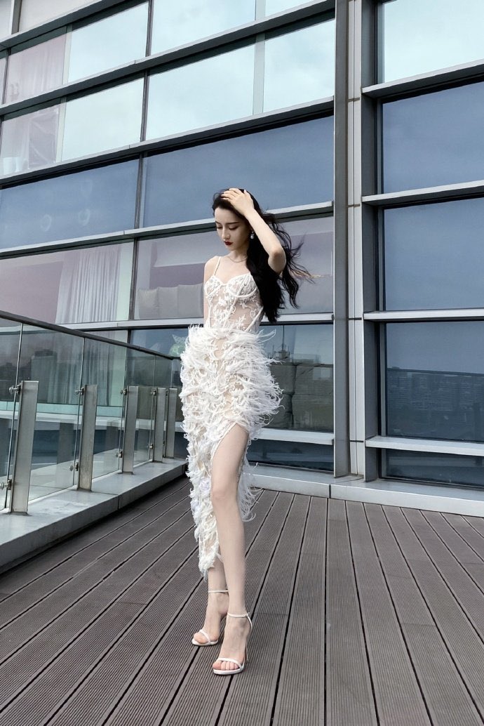 迪丽热巴的蕾丝吊带裙 https://t.co/GJ19mWuZD4