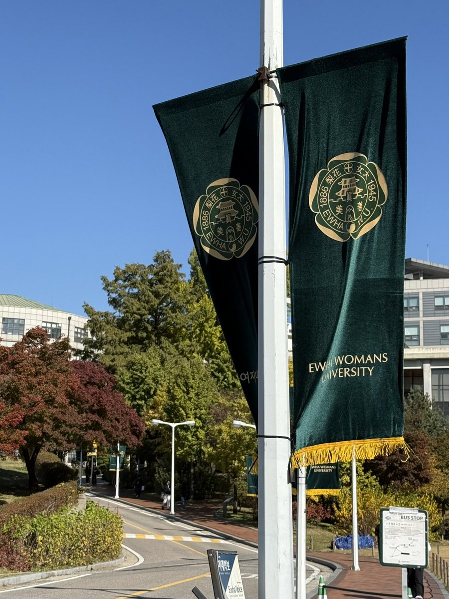 loveusumuch's tweet image. 봄여름가을겨울 모두 아름답지만
절대 못잊을 가을의 캠퍼스…🥹🍁